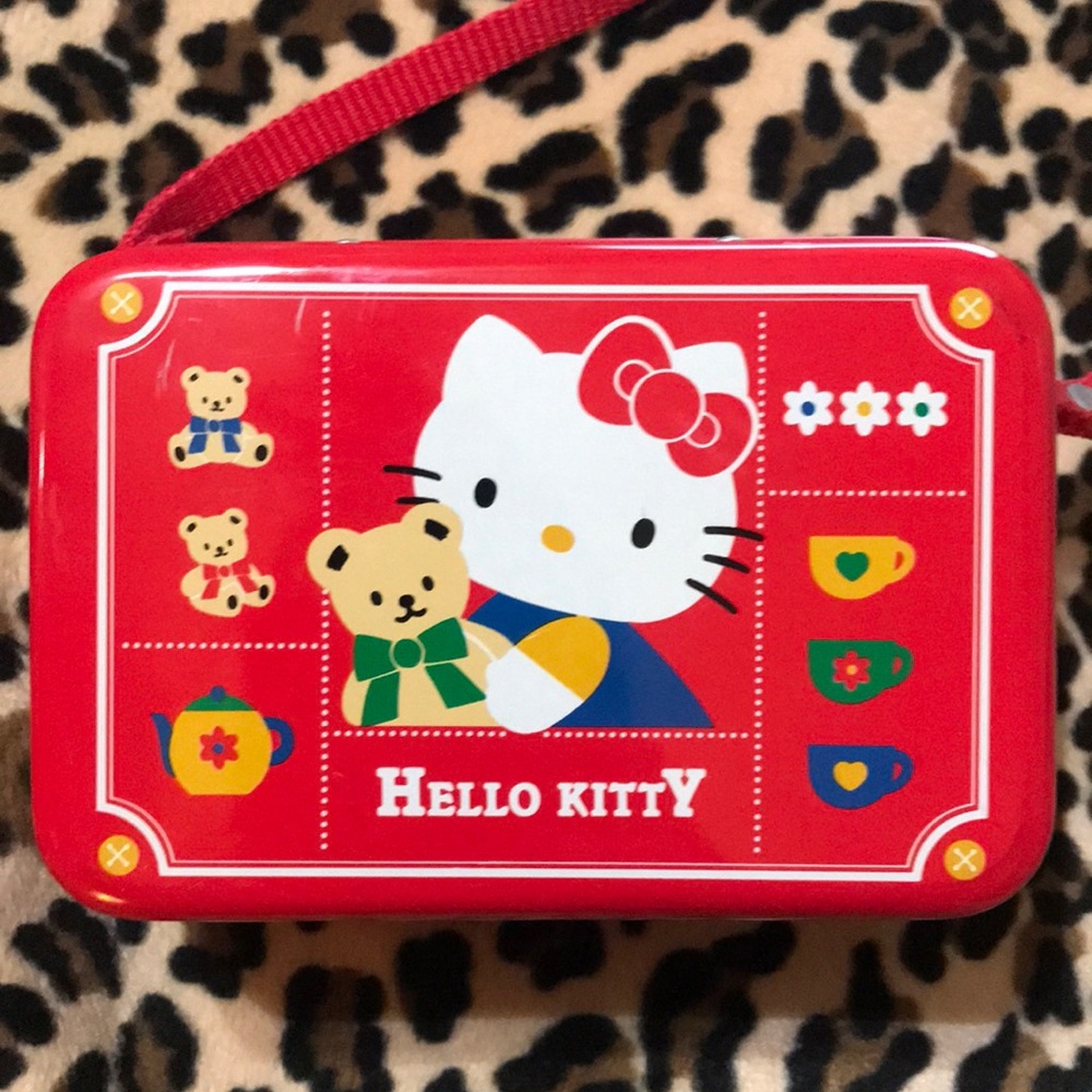 1996 HELLO KITTY ❤️ Sanrio Metal Tin Purse Red Teacup Vintage 90s Bear Kawaii